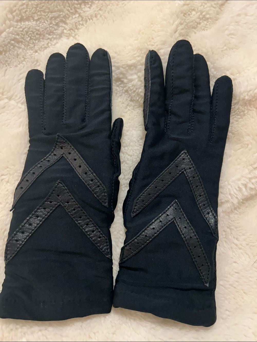 Vintage Women's Chevron Trim Gloves. Navy. Isotoner M